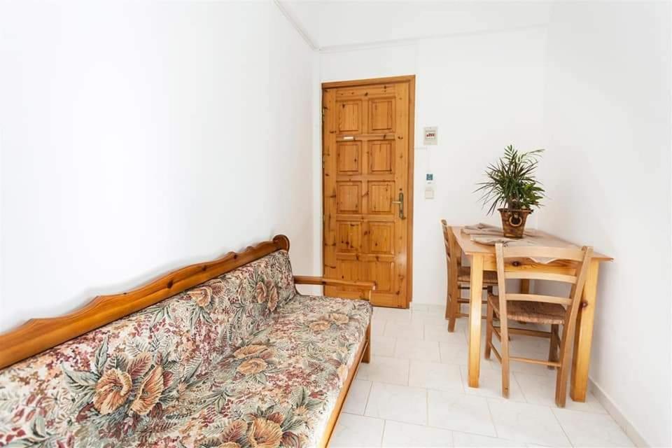Michalis Litinas Apartments Agia Marina Eksteriør bilde